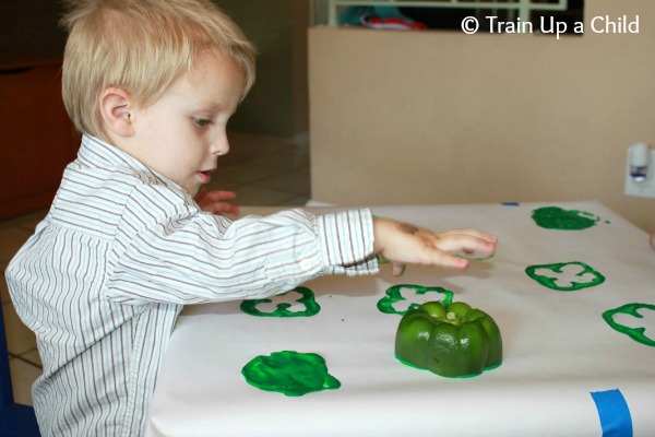 Bell Pepper Shamrocks - Simple craft for kids! (4)