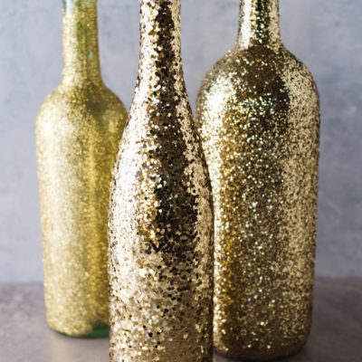 DIY Wine Bottle Glitter Vases thumbnail