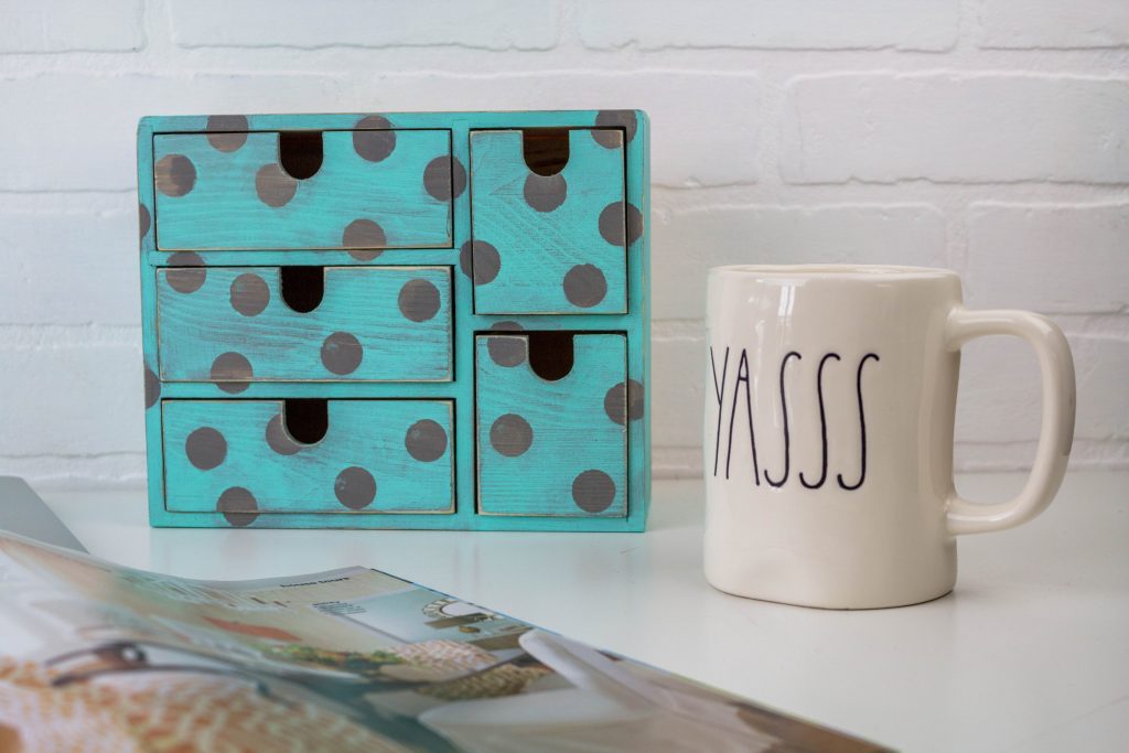 DIY POLKA DOT DESK ORGANZIER FUNCTIONAL DECOR