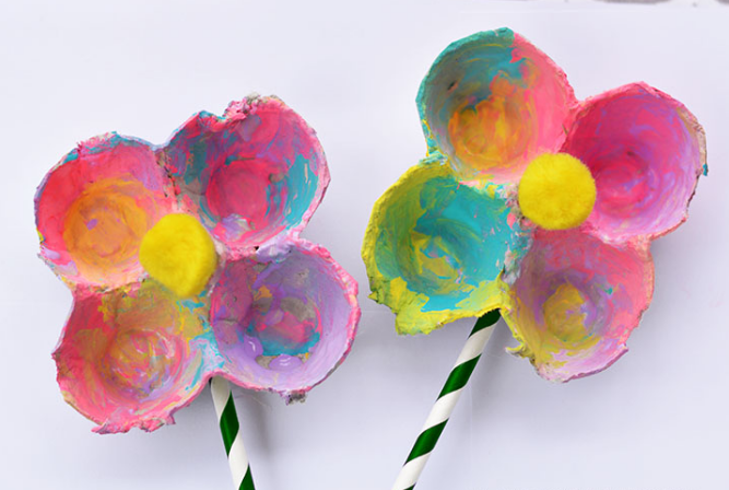 Colorful egg carton flowers perfect to make as a gift for Mother’s Day.