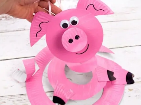 Cute and easy paper plate pig twirler great to hang from the ceiling