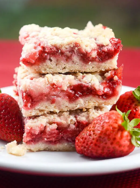 Flaky and creamy strawberry crumb bars