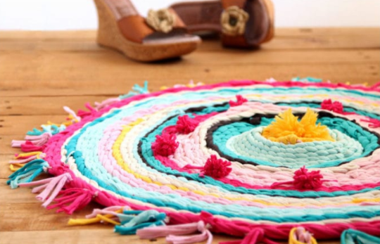 beautiful farmhouse boho rag rugs with easy DIY t-shirt yarn