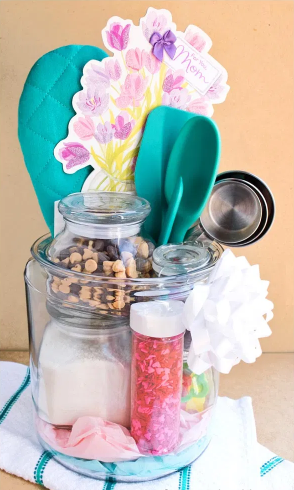 HOMEMADE BAKING KIT in a JAR Great gift to give to bakers and cake decorators on Christmas or Mother’s Day