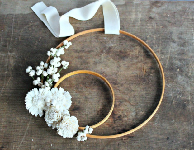 simple but sophisticated Winter White Embroidery Hoop Wreath