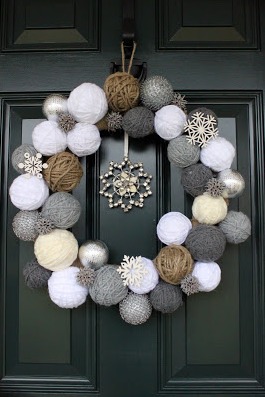 An adorable snowball wreath for the holiday outdoor decor