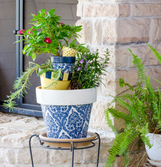 Learn how to decoupage flower pots with napkins