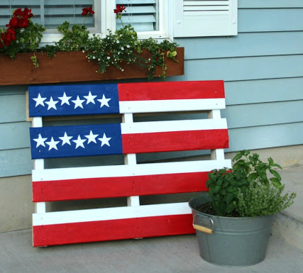 Homemade American flag pallet project outdoor patriotic craft
