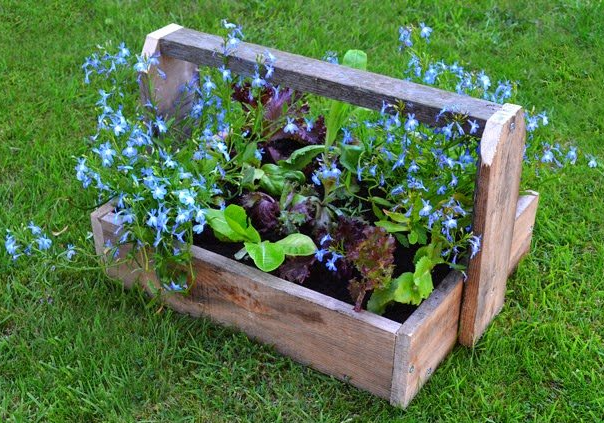 Homemade garden trugs and wood planters upcycling pallet project