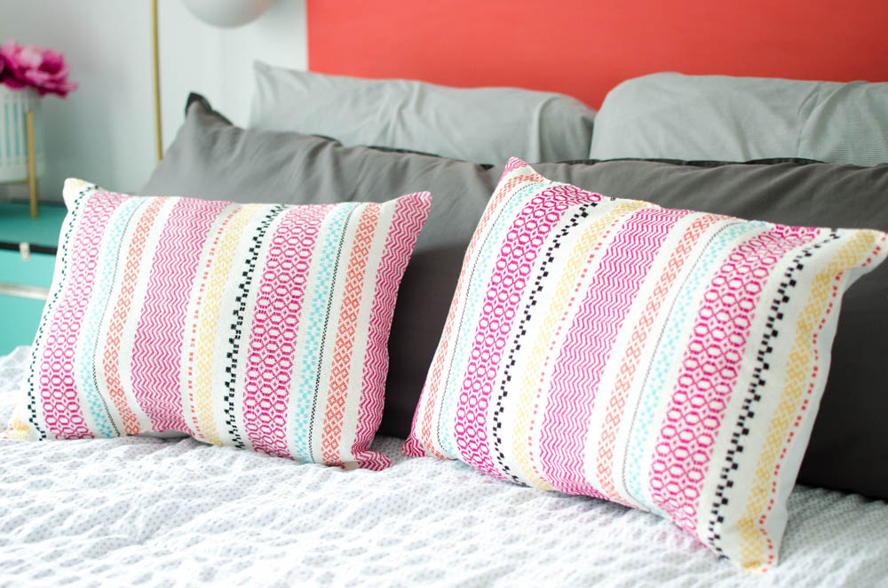 DIY PILLOWS FROM PLACEMATS PERFECT FOR BEDROOM