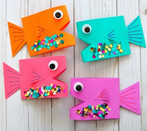 A colorful paper fish craft for kids this summer
