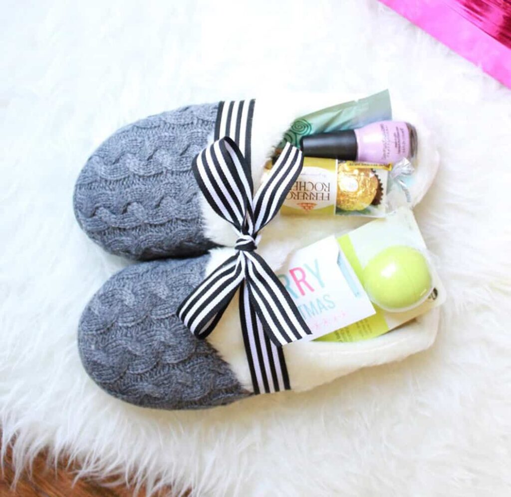 easy slippers craft fun, easy gifts for any occasion with full of treats 