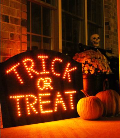 DIY LIGHTED HALLOWEEN SIGN a fun and pretty darn easy Halloween project