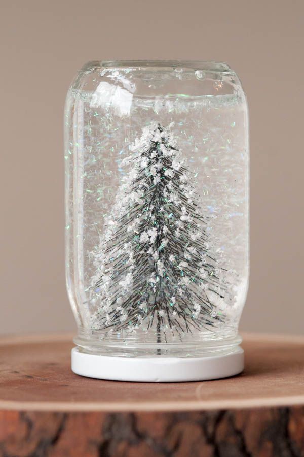 easy DIY snow globes with jars, glitter, glue and water in under 10 minutes