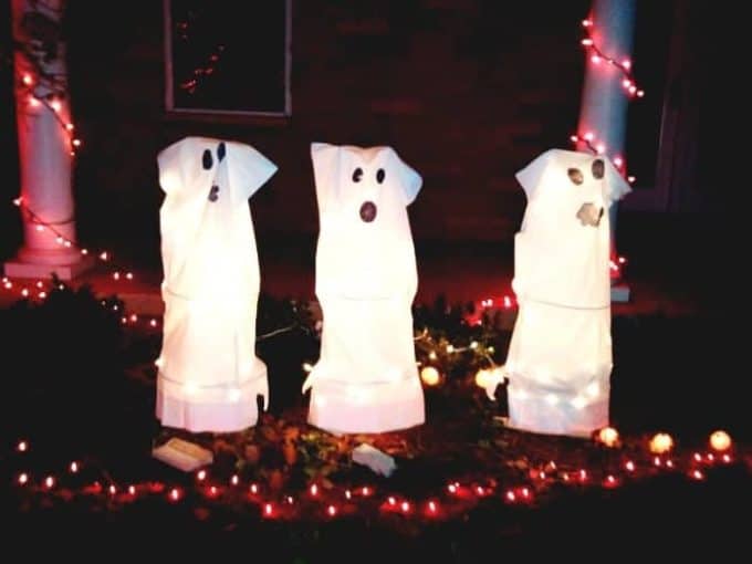 Tomato Cage Ghosts is a Super Easy To Make Halloween decoration