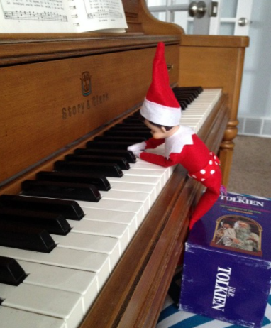 elf on the shelf is playing the piano and singing 