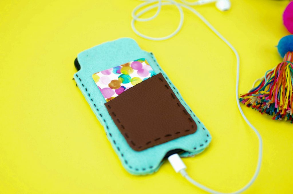 DIY FELT AND LEATHER PHONE SLEEVE easy and cute project