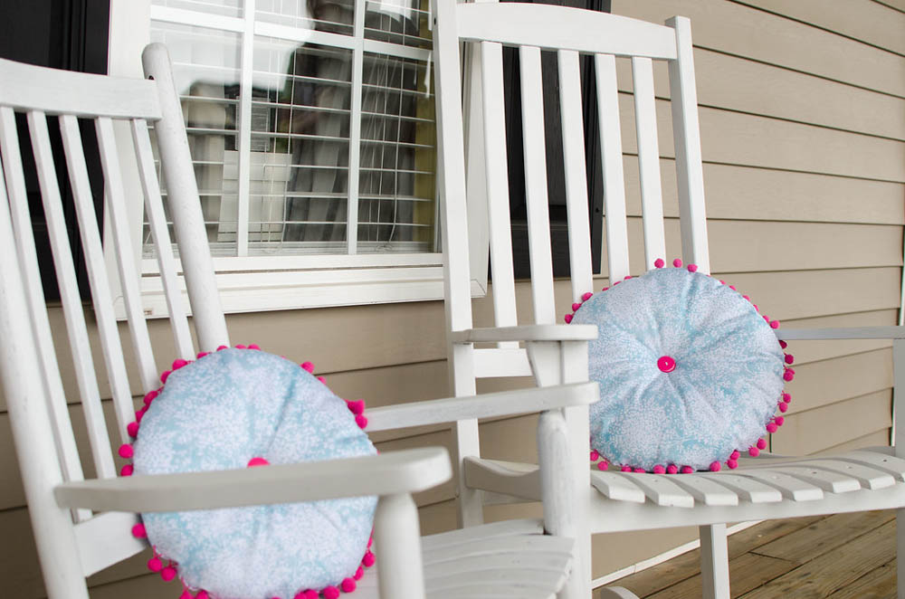 DIY OUTDOOR TUFTED PILLOWS for the porch on a warm weather