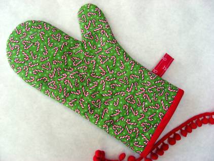 Cute DIY oven mitt easy sewing project for the kitchen