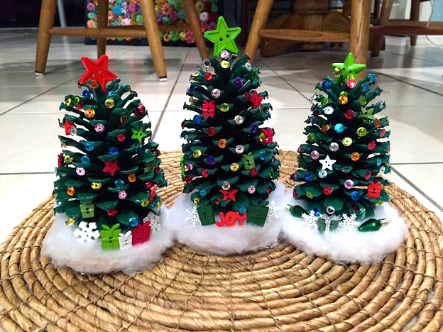 Cute and Easy to Make Pinecone Christmas Trees Decoration