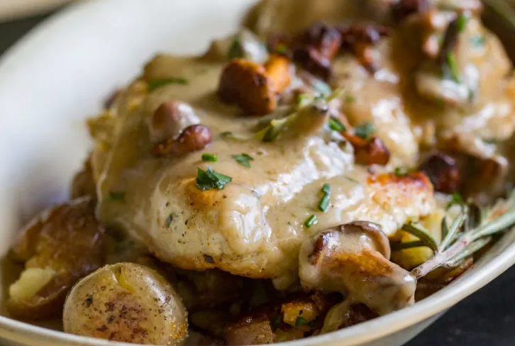 tender chicken breasts sauteed along with mushrooms on the Blackstone and then tops the whole thing with mushroom gravy