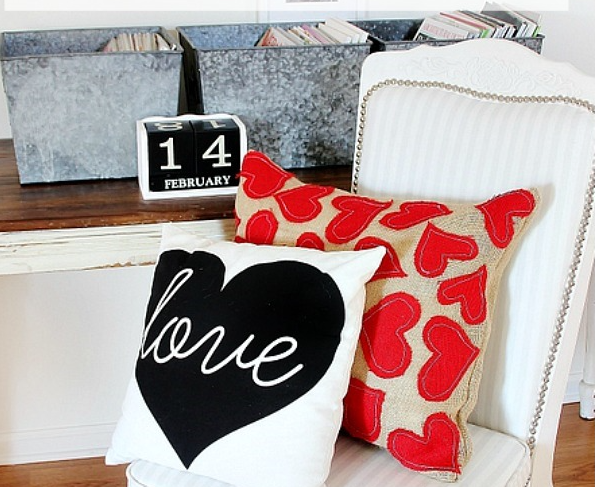 BURLAP VALENTINE HEART PILLOW 