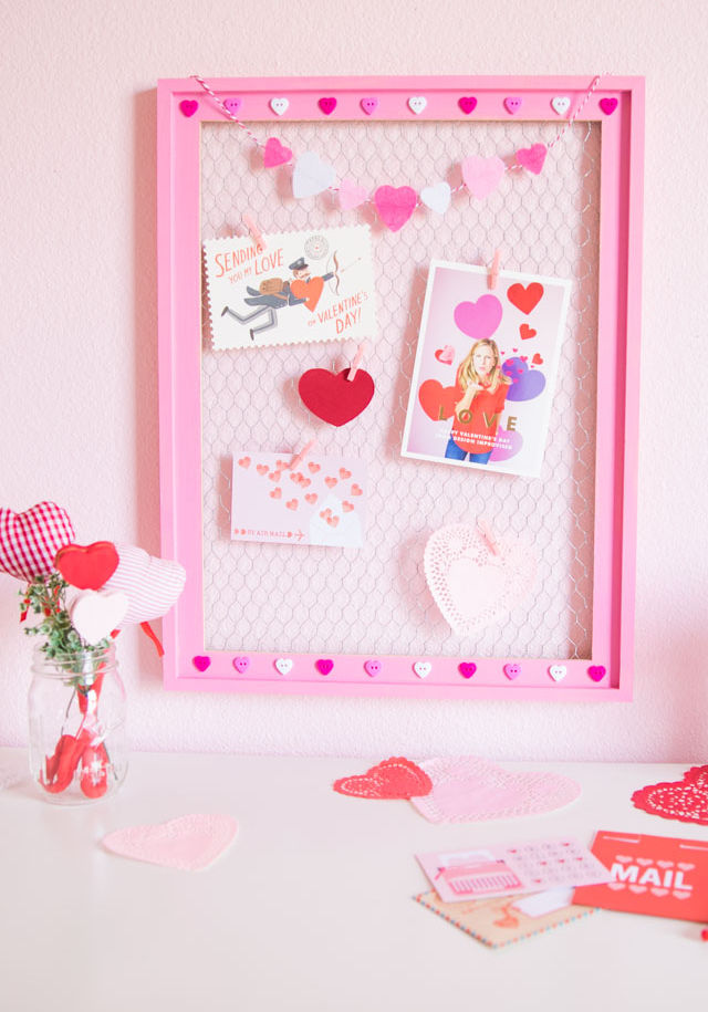 DIY Valentine Day Sweet Card Display made using a chicken wire frame 