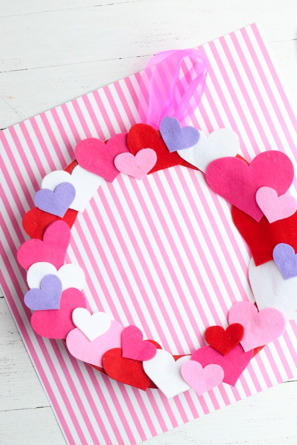 adorable paper plate heart wreath