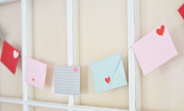 Cute and easy to make mini Envelope Valentine banner
