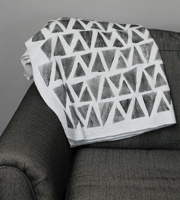 no sew stamped blanket quick and easy DIY gift for teens