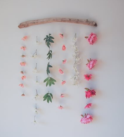 A beautiful DIY flower wall hanging