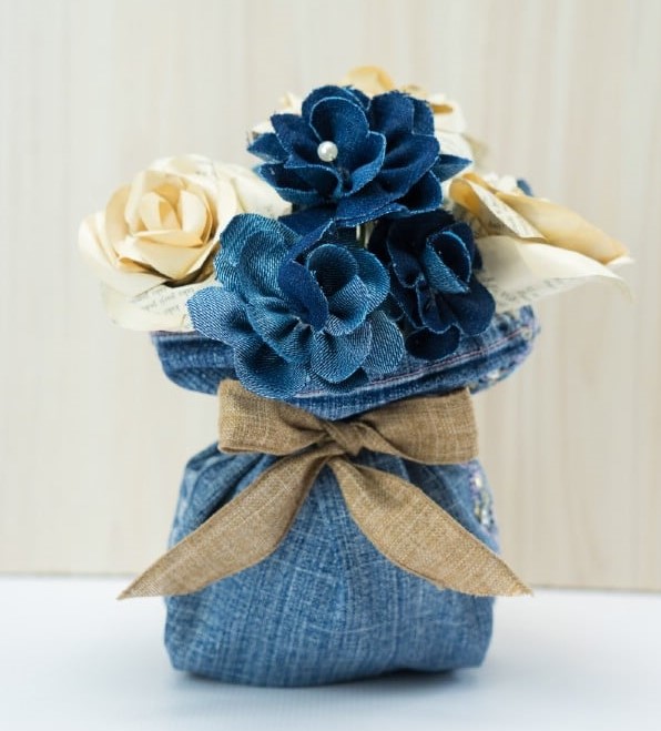 Easy Beautiful Flowers Out of Old Jeans decor