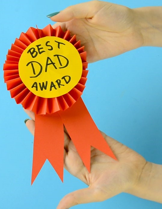 DIY Paper Award Ribbon Father’s Day Craft