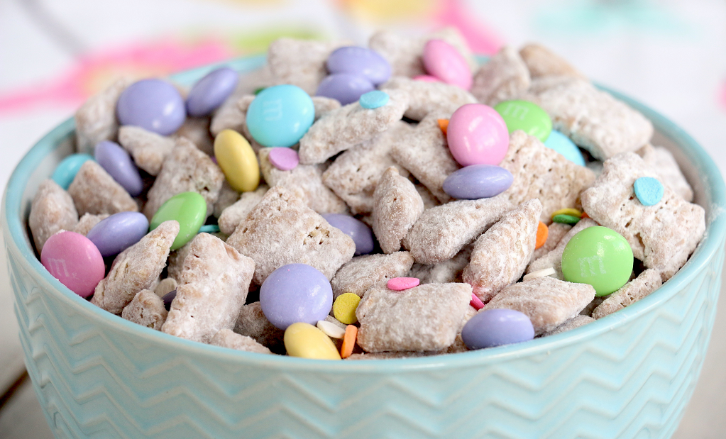 adorable Easter bunny chow perfect for putting in little bags to give out to everyone