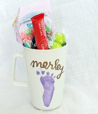 ADORABLE DIY FOOTPRINT MUG GIFT FOR MOMS AND GRANDMAS