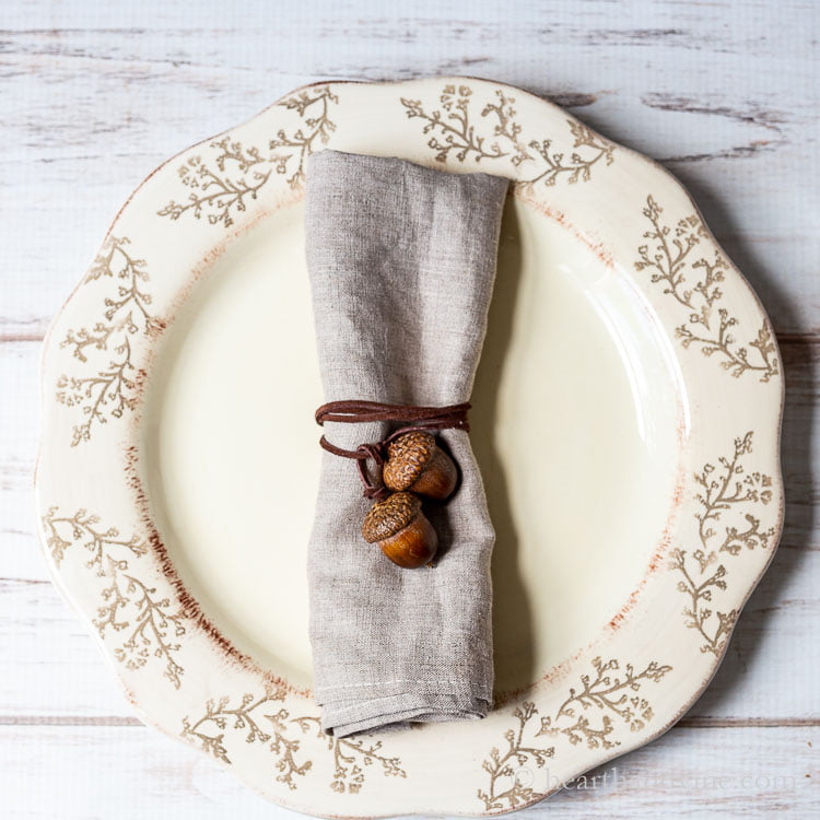 Beautiful and natural acorn napkin ties. Perfect for adorning your Thanksgiving table or any time of year.