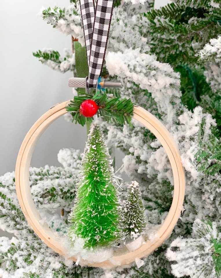 DIY embroidery hoop Christmas ornaments