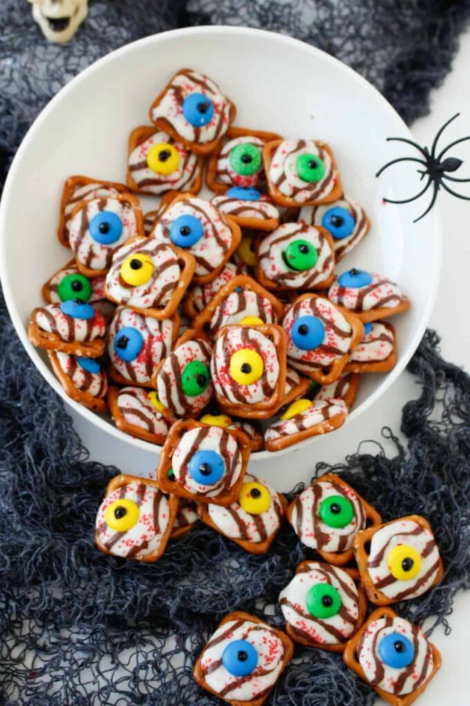 Halloween Pretzel Monster Eyeballs a cute Halloween treat