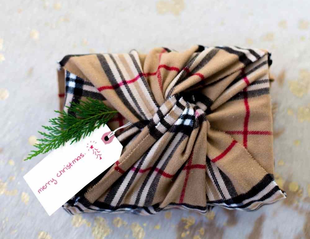 easy and eco-friendly winter scarp gift wrap